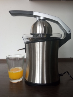 Čerstvá pomerančová šťáva z lisu na citrusy Active G21